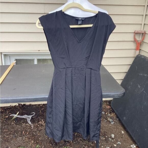H&M Dresses & Skirts - Blokecore gorpcore nostalgia earthy artisanal H&M - Black Crepe Silk Dress sz 4